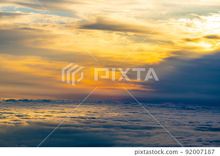 [Sea of clouds material] Sea of clouds and sunrise on the Norikura plateau [Nagano Prefecture] 92007187