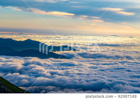 [Sea of clouds material] Sea of clouds and sunrise on the Norikura plateau [Nagano Prefecture] 92007188