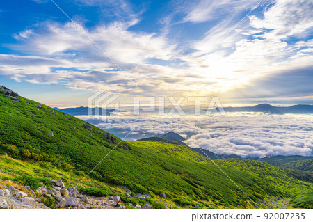 [Sea of clouds material] Sea of clouds and sunrise on the Norikura plateau [Nagano Prefecture] 92007235