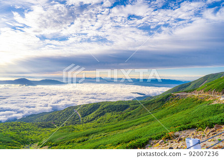 [Sea of clouds material] Sea of clouds and sunrise on the Norikura plateau [Nagano Prefecture] 92007236