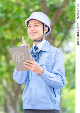 工作服綠背的男人 92007374