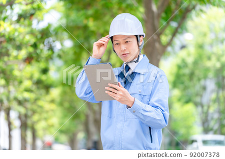 工作服綠背的男人 92007378