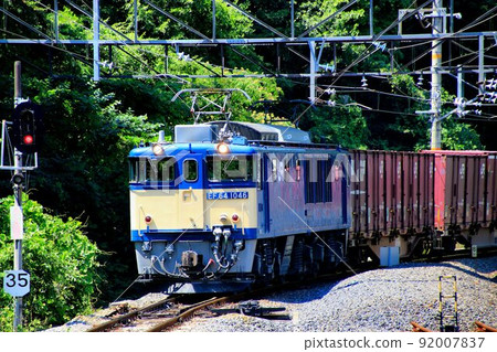 Powerfully runs in the mountains of the Izumo Highway and Hakubi Line ... A container freight train towed by the electric locomotive EF64-1000 92007837
