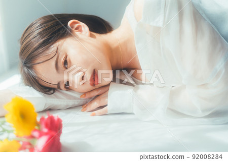 年輕女性的美妝形象 92008284