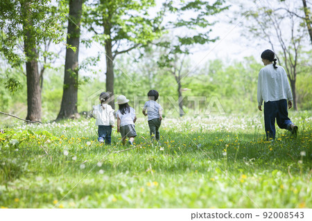 孩子們在春天公園玩 孩子們在春天公園玩 92008543