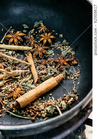 spices in a pan 92008617