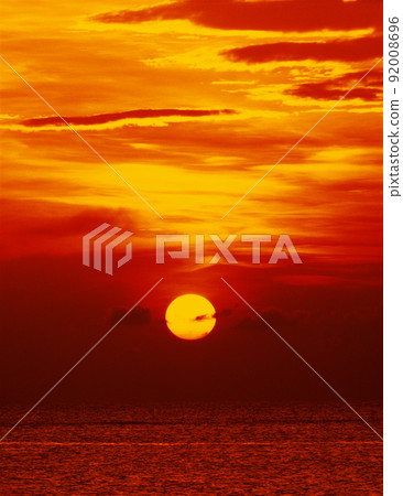 在海上日落 92008696