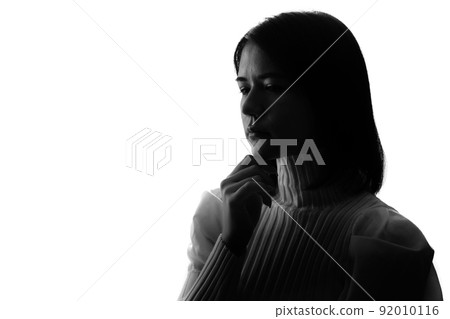 Silhouette of a thinking woman's profile 92010116