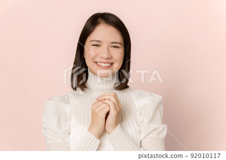 A woman with a smile 92010117