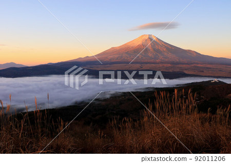 從雲海覆蓋的大平山和山中湖看到的初冬富士山 從雲海覆蓋的大平山和山中湖看到的初冬富士山 92011206