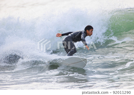 在湘南海中享受衝浪的男人 92011290