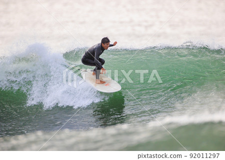 在湘南海中享受衝浪的男人 在湘南海中享受衝浪的男人 92011297
