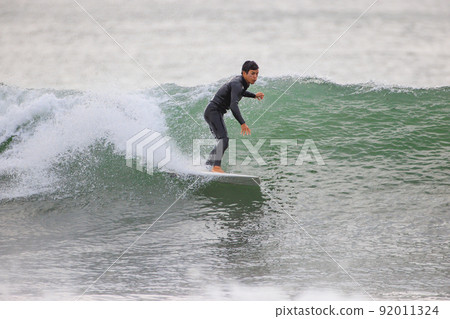 在湘南海中享受衝浪的男人 92011324