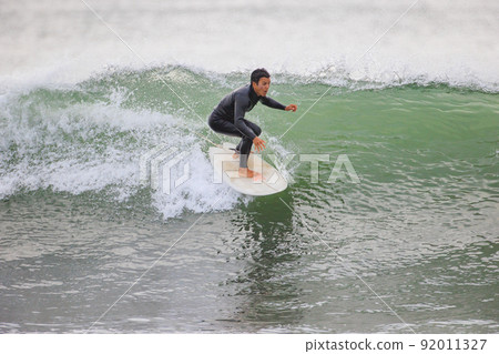 在湘南海中享受衝浪的男人 92011327