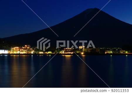 富士山和川口湖的夜景 92011353