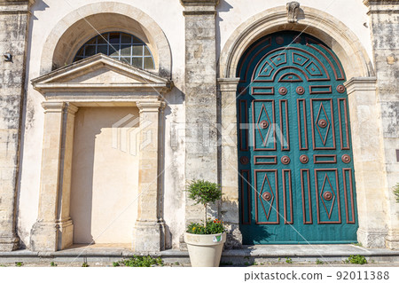 Green door with golden knocker Green door with golden knocker 92011388