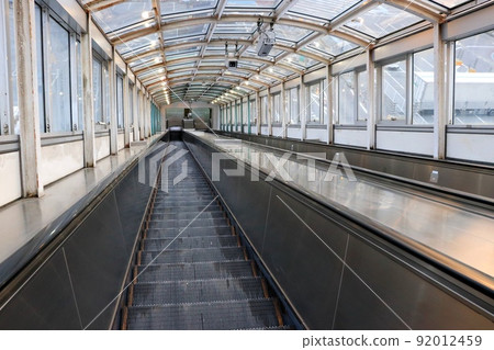 Long-distance outdoor escalator with a roof 92012459