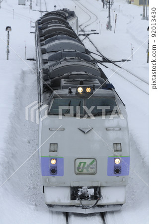 Kiha 183 series limited express Okhotsk departing from Engaru station 92013430