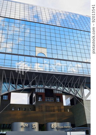 藍天美麗的JR京都站烏丸口 92013541