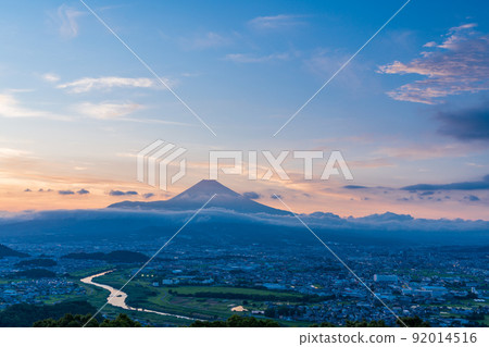 (靜岡縣)靜岡縣東部的街景和富士山接近黃昏 (靜岡縣)靜岡縣東部的街景和富士山接近黃昏 92014516