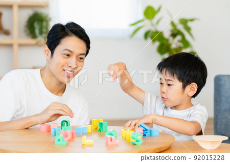 Children and fathers playing with alphabet blocks 92015228