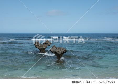 沖繩縣國頭郡今歸仁村古宇利的植濱心石和藍天 沖繩縣國頭郡今歸仁村古宇利的植濱心石和藍天 92016955