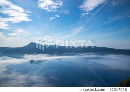 從北海道第三展望台看到的霧中的摩週湖 92017038