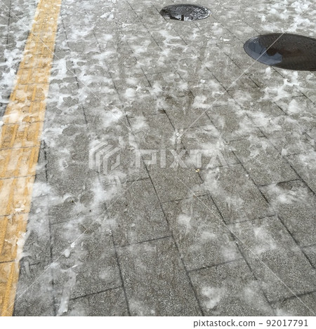 Crispy snow on the road Crispy snow on the road 92017791
