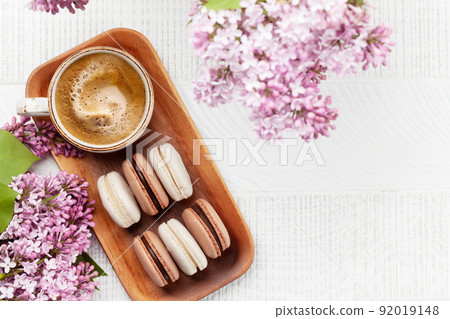 Macaroons and coffee 92019148