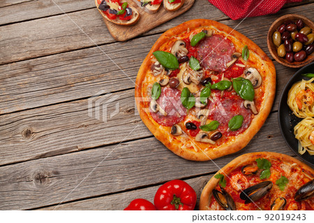 Italian cuisine. Pizza, pasta and toasts 92019243