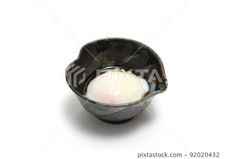 白色背景中餐具中的溫泉蛋 92020432