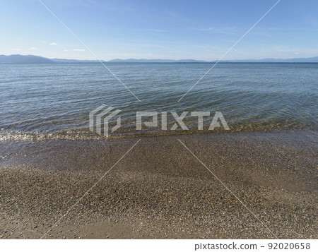 Waves to beat on the sandy beach 92020658