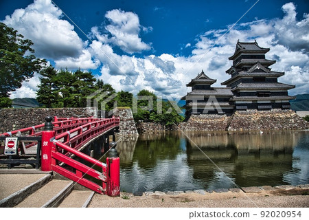 Matsumoto Castle (Summer sunny castle, blue sky, moat, red bridge, Ishigaki) 92020954
