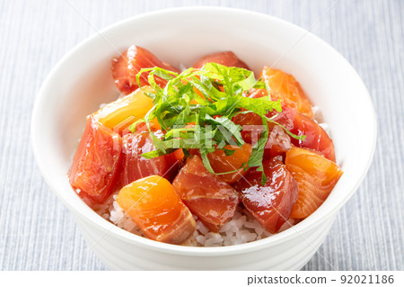 Two-color seafood rice bowl with tuna and salmon. 92021186