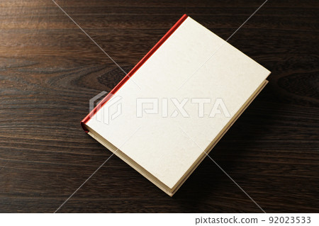 A book on the table 92023533