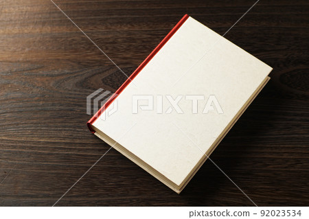 桌子上的一本書 桌子上的一本書 92023534