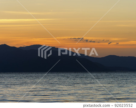 黃昏的天空和湖景 黃昏的天空和湖景 92023552