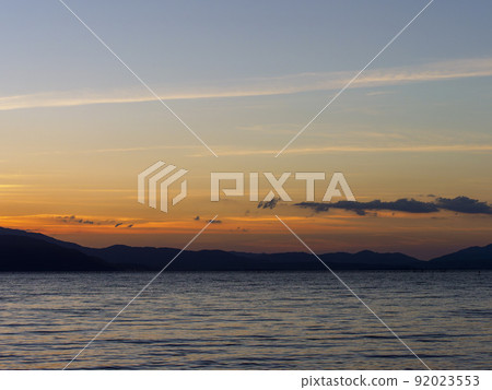 黃昏的天空和湖景 黃昏的天空和湖景 92023553