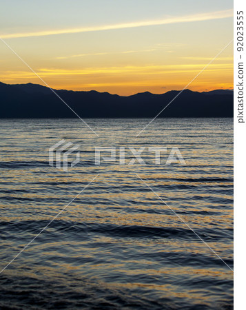 黃昏的天空和湖景 黃昏的天空和湖景 92023555
