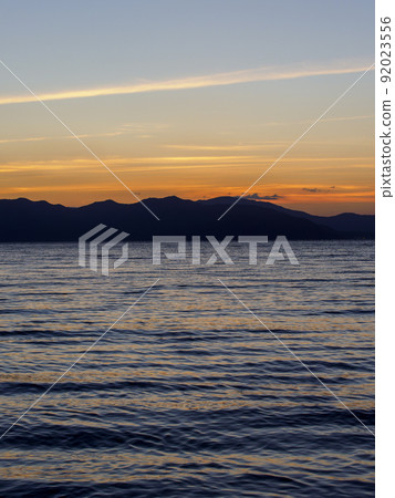 黃昏的天空和湖景 黃昏的天空和湖景 92023556