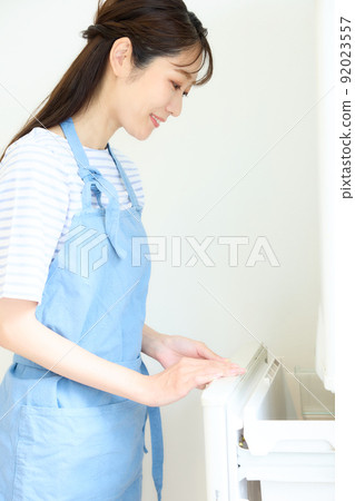 一個打開冰箱的女人 一個打開冰箱的女人 92023557