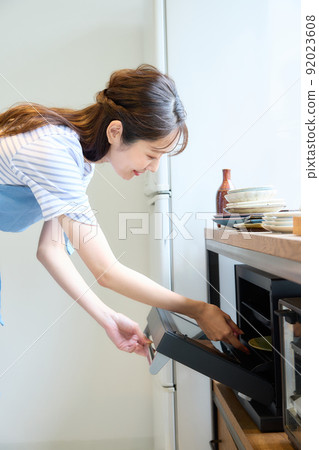 用微波爐做飯的女人 92023608