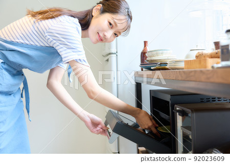 用微波爐做飯的女人 92023609