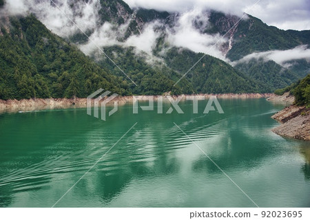 Kurobe Dam (Pleasure boat Galve Galve wave) Kurobe Dam (Pleasure boat Galve Galve wave) 92023695