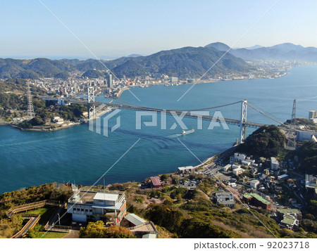 從日野山公園上空鳥瞰關門海峽 從日野山公園上空鳥瞰關門海峽 92023718