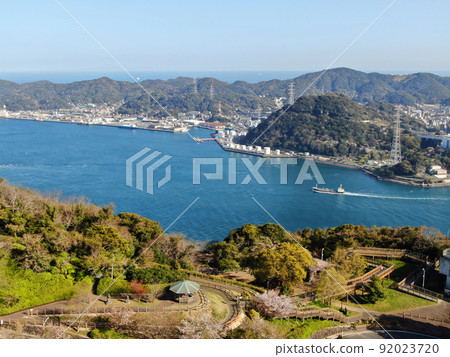 從日野山公園上空鳥瞰關門海峽 從日野山公園上空鳥瞰關門海峽 92023720