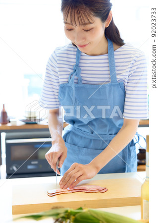 Woman cooking Woman cooking 92023733