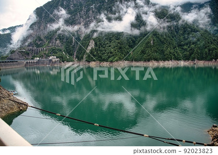 黑部大壩(遊船蓋爾維湖面深綠色) 黑部大壩(遊船蓋爾維湖面深綠色) 92023823