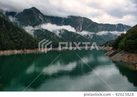 Kurobe Dam (tour boat Galve lake surface dark green) Kurobe Dam (tour boat Galve lake surface dark green) 92023828