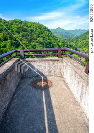 從島川大壩眺望奧島川天音湖 新鮮的綠色風景 92023890